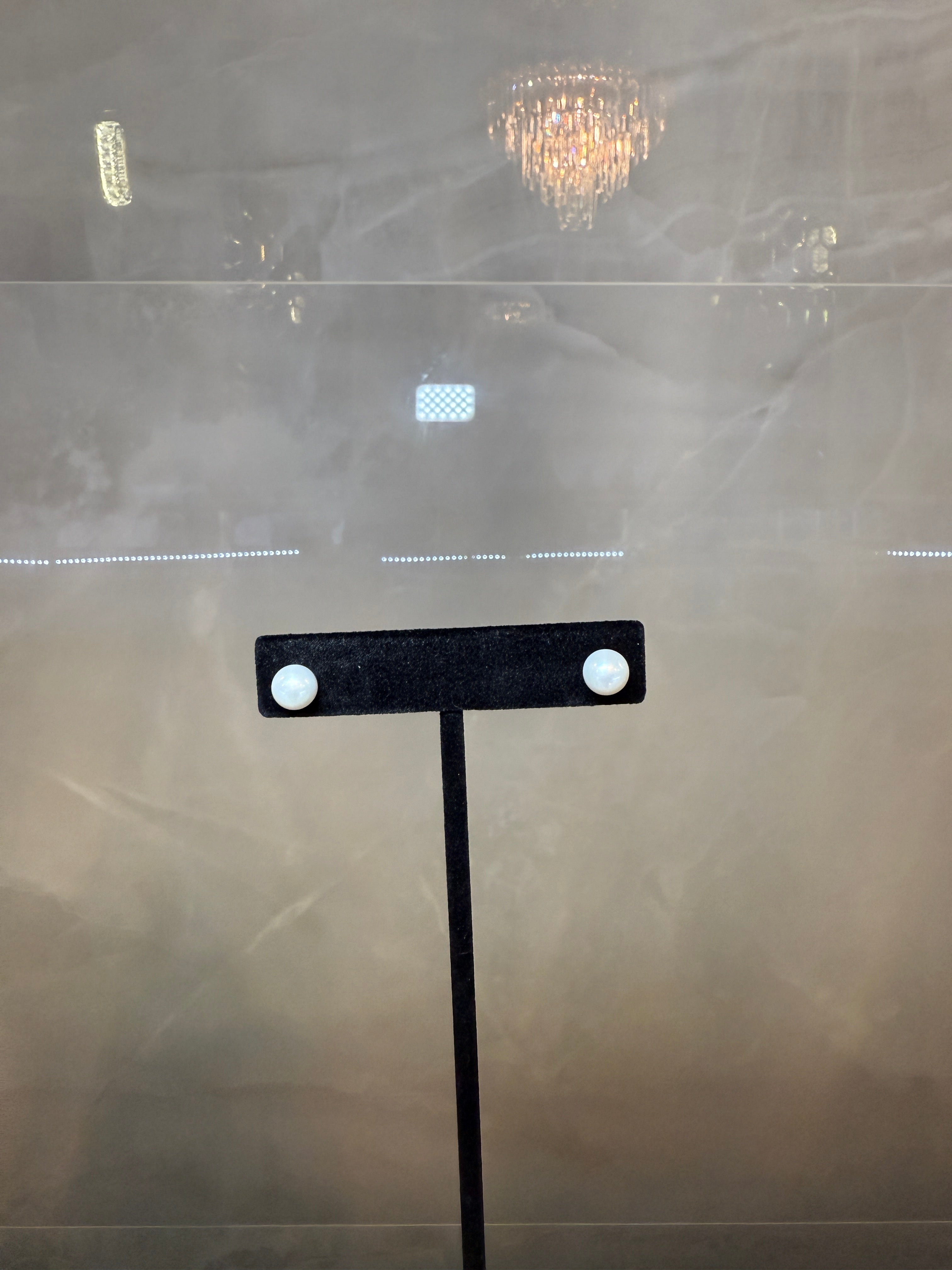 AAA freshwater round pearl stud, 18k gold with 18k back