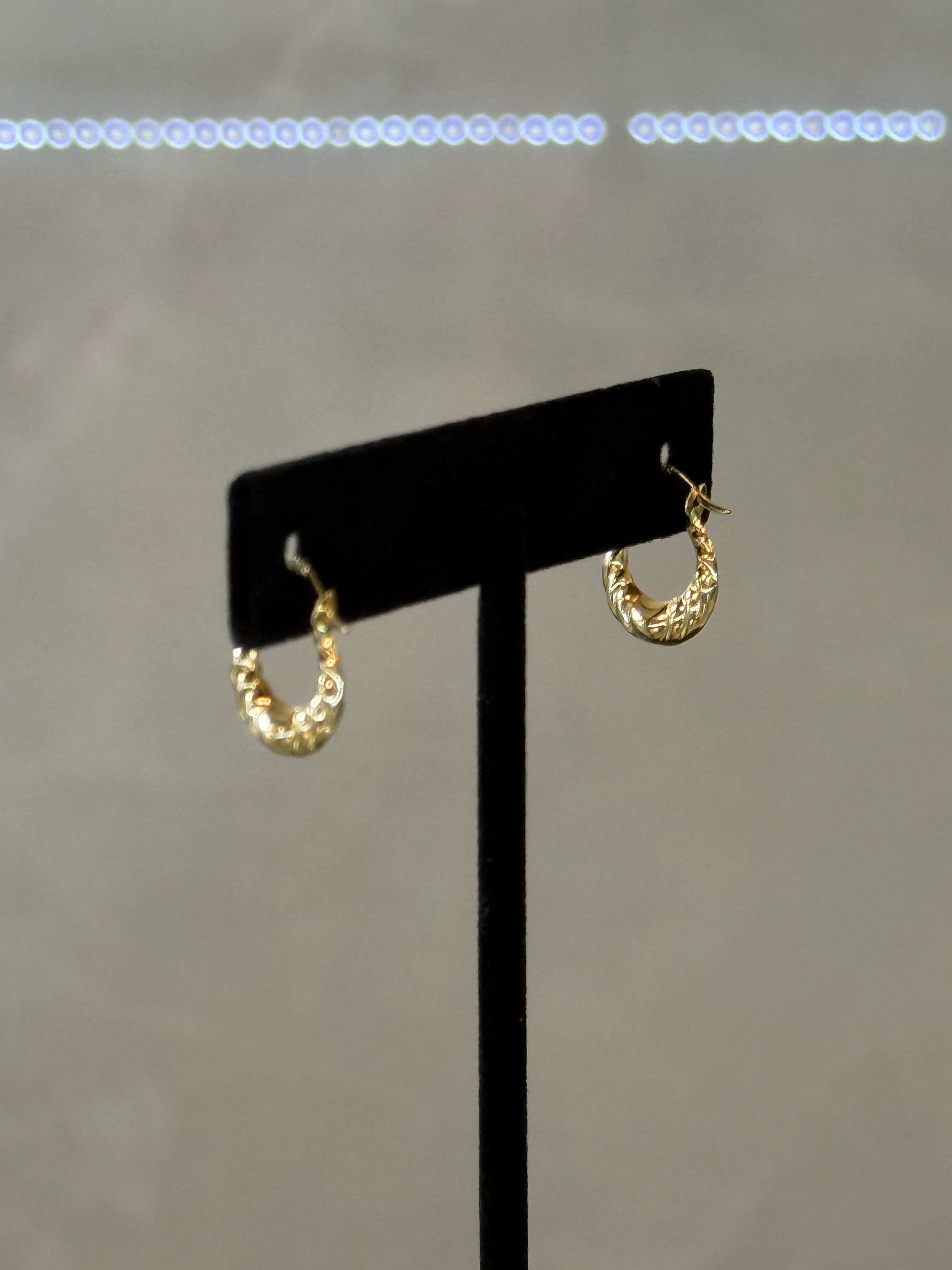 18K Hoop Earrings Twirl