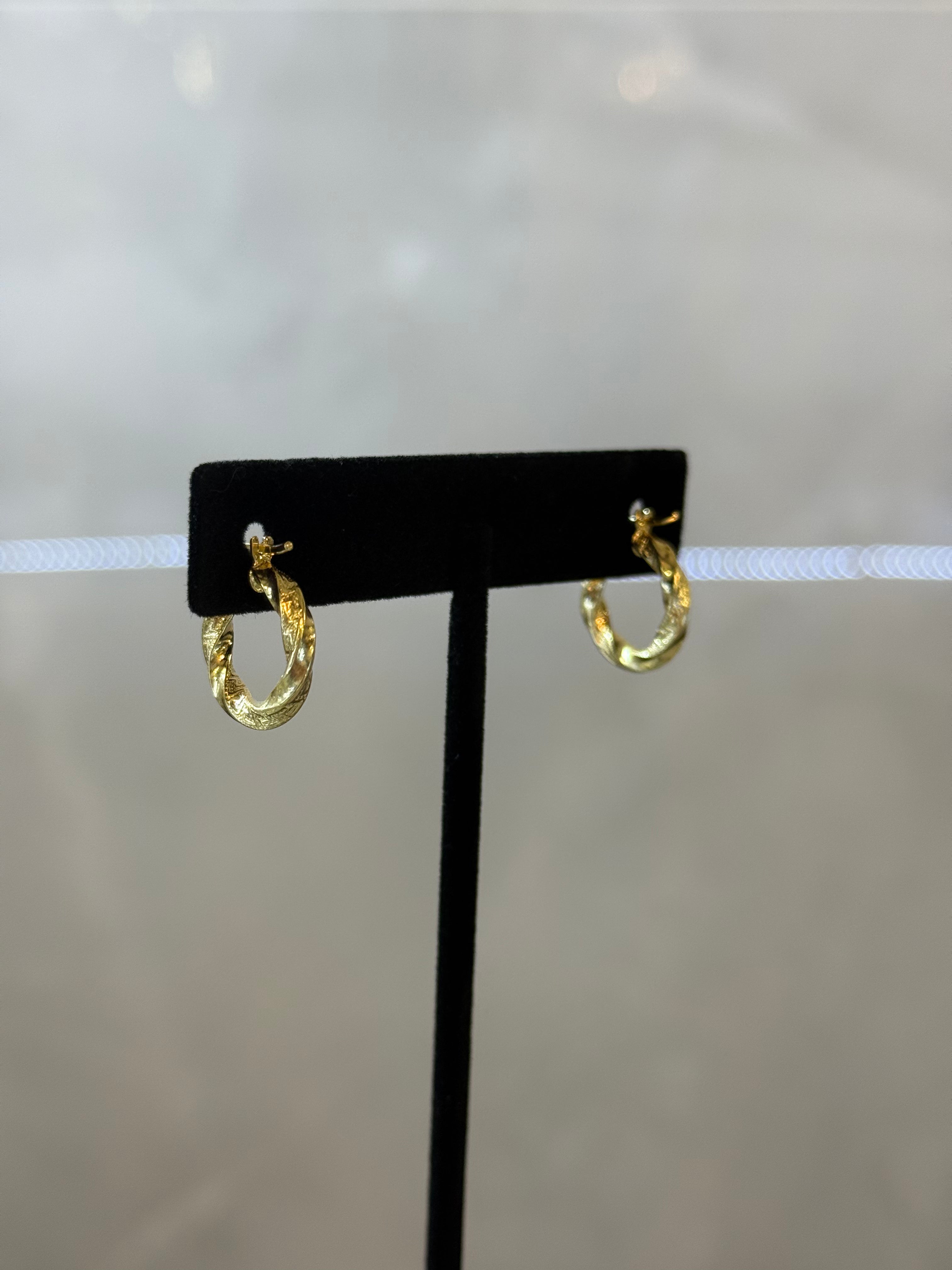10K curved textured hoop earrings