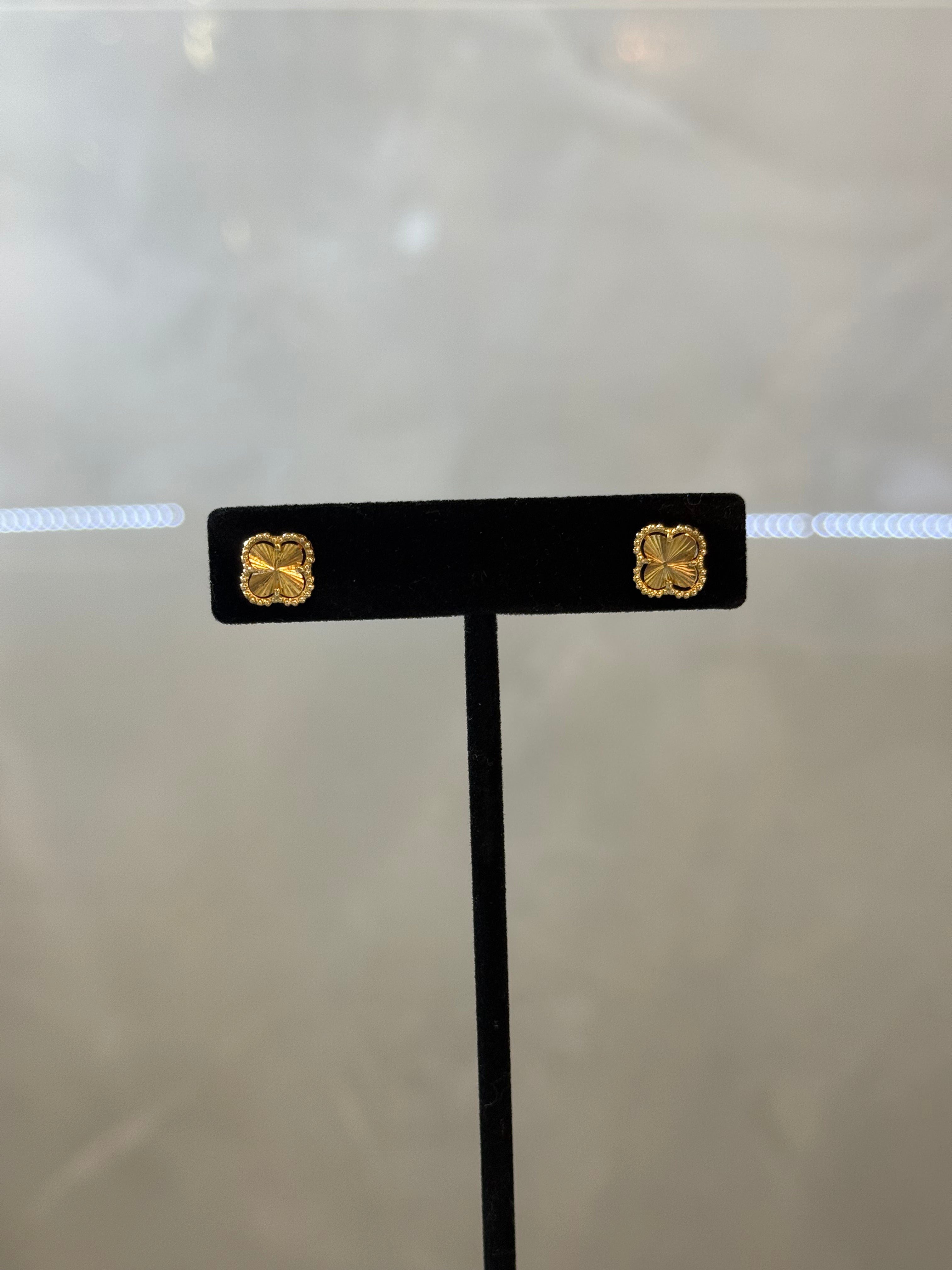 18K Flower stud earring